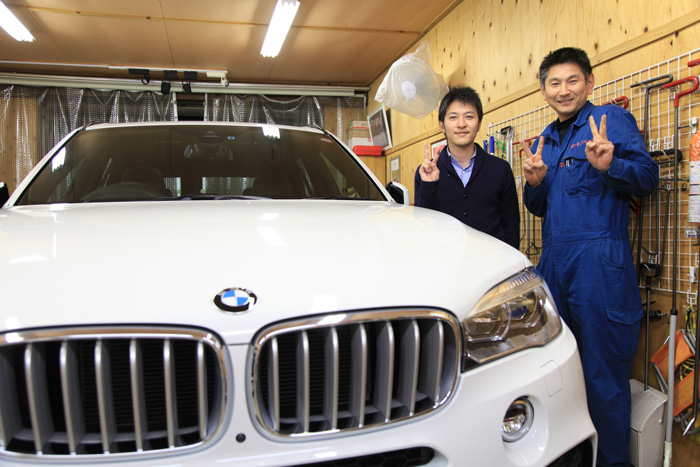 へこみが直って喜ぶBMW X5 のオーナー様の写真